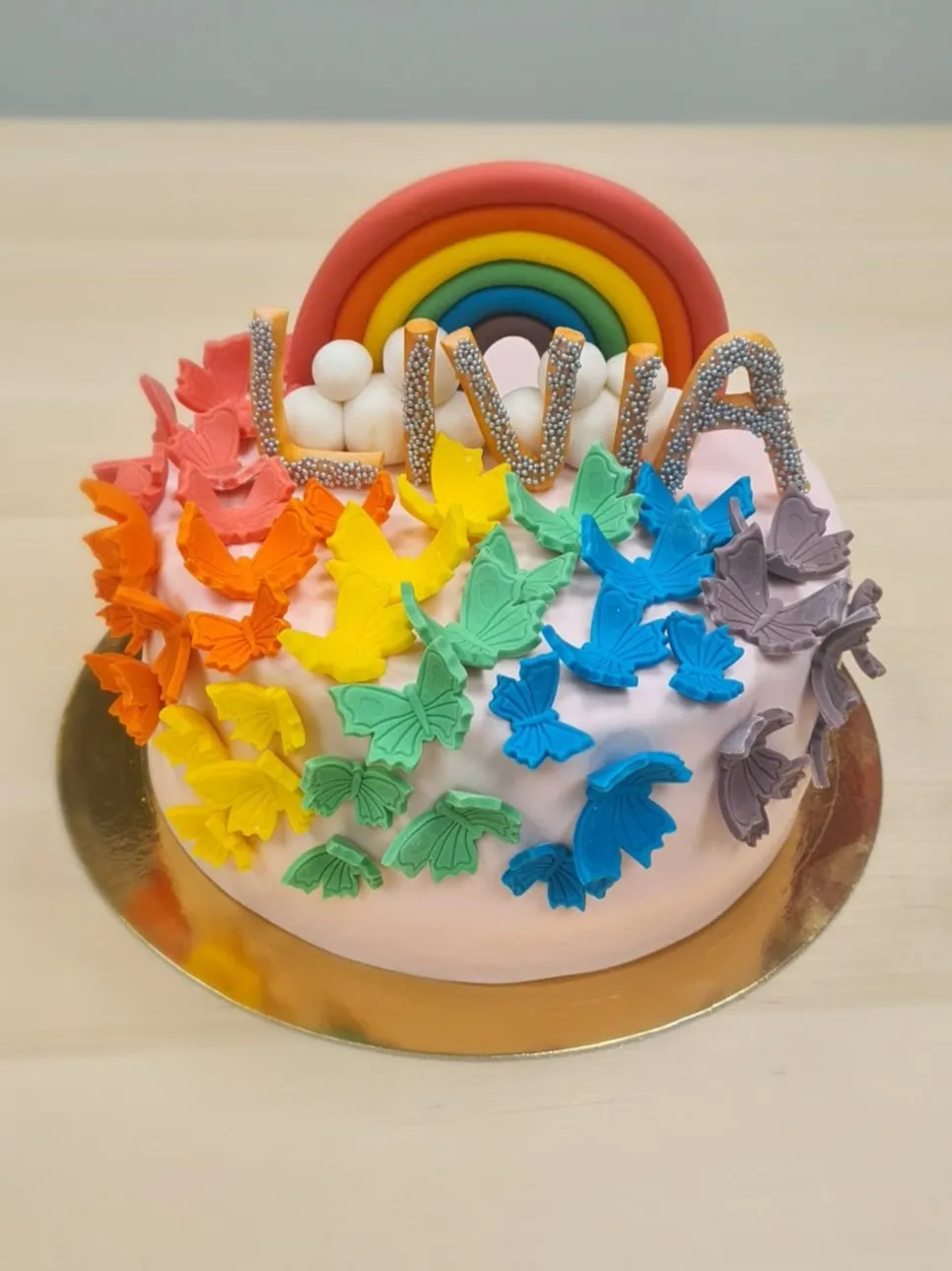 Gâteau d'anniversaire pour Livia sur le thème arc en ciel et papillon